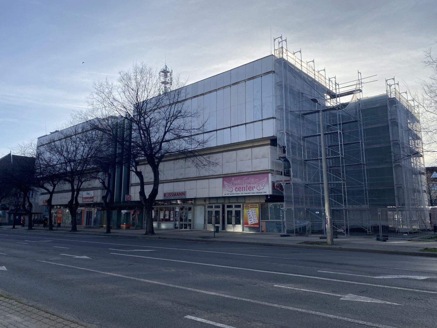 Kezdődhet a Skála keleti oldalának felújítása