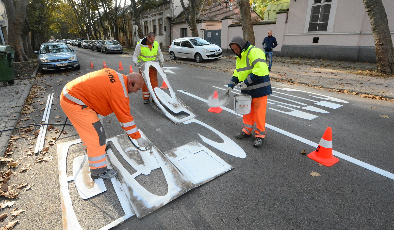 Indul a kiváló láthatóságú  útburkolati jelek festése