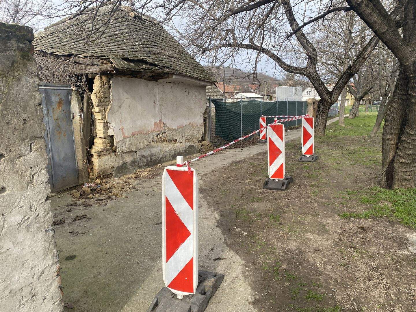 Veszélyes épület miatt zárták le a járdát