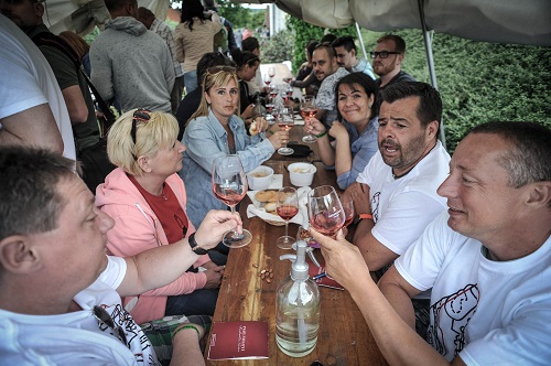 Koccintás a hagyományok és a borászok tiszteletére