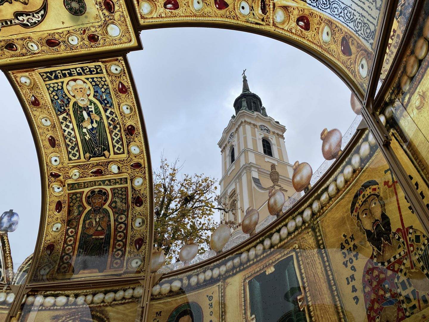 A Szent Korona nagyított mása Szekszárdon
