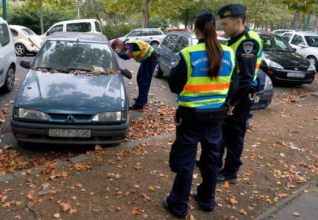 Elszállítják a közterületen szabálytalanul tárolt autókat 