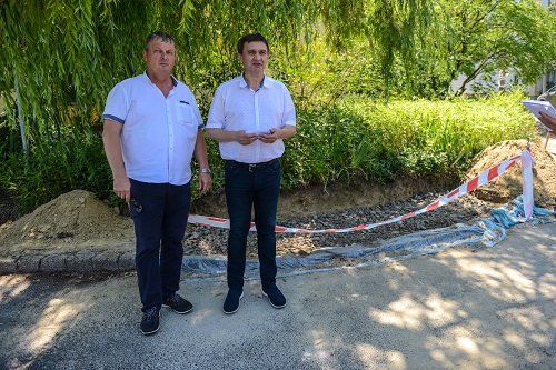 Zajlik a járdák felújítása és a parkolók építése 