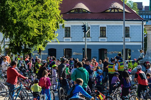 Sok kerékpáros, jó hangulat a közös bringázáson 