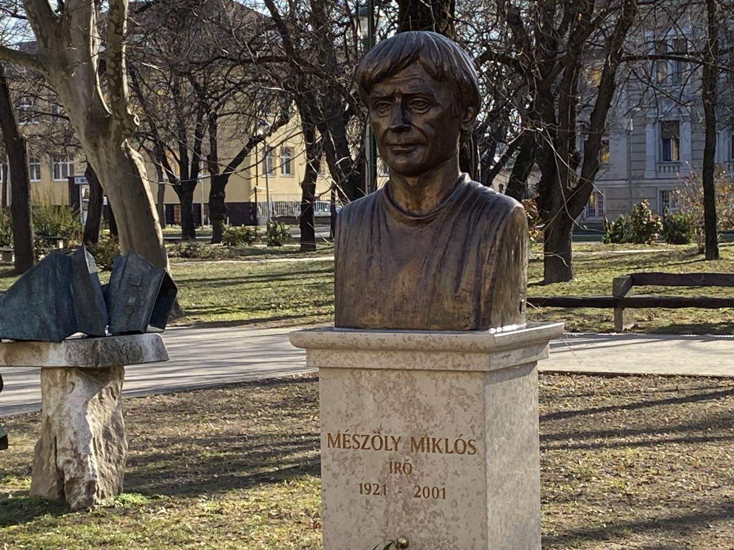 Felavatták Mészöly Miklós szobrát