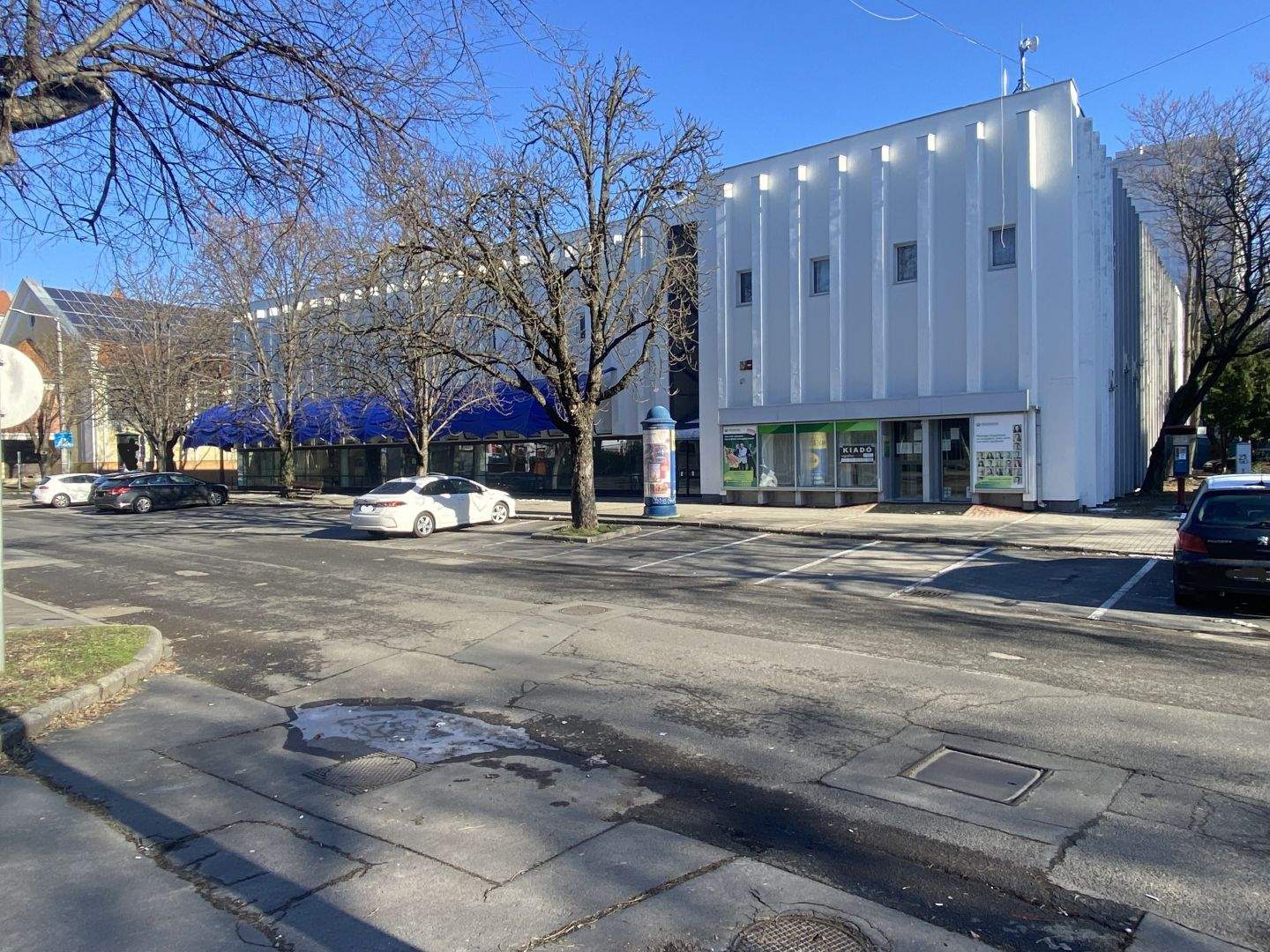 Parkolókat is lezárhatnak a járdaépítés miatt