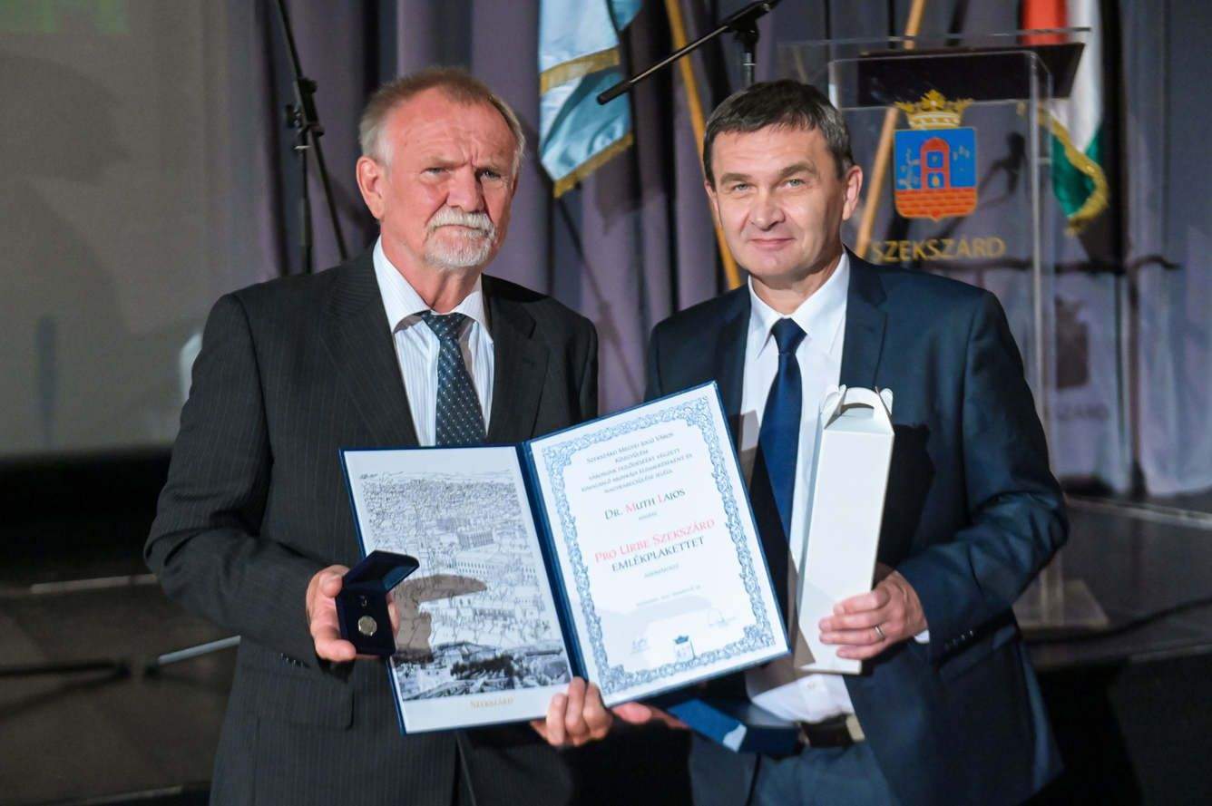 dr Muth L.jpg