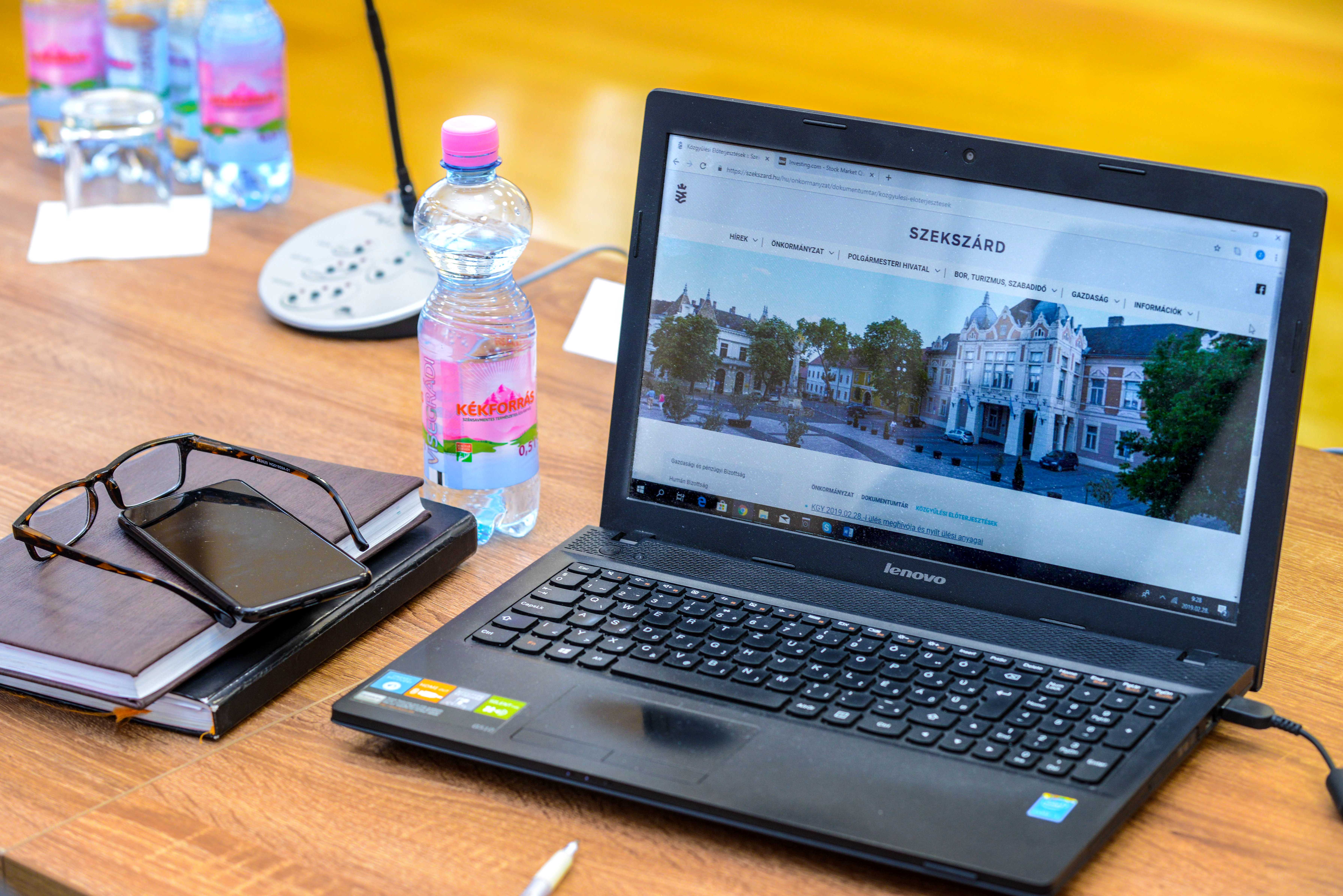A sorházas övezetekben rendezni kell a parkolást