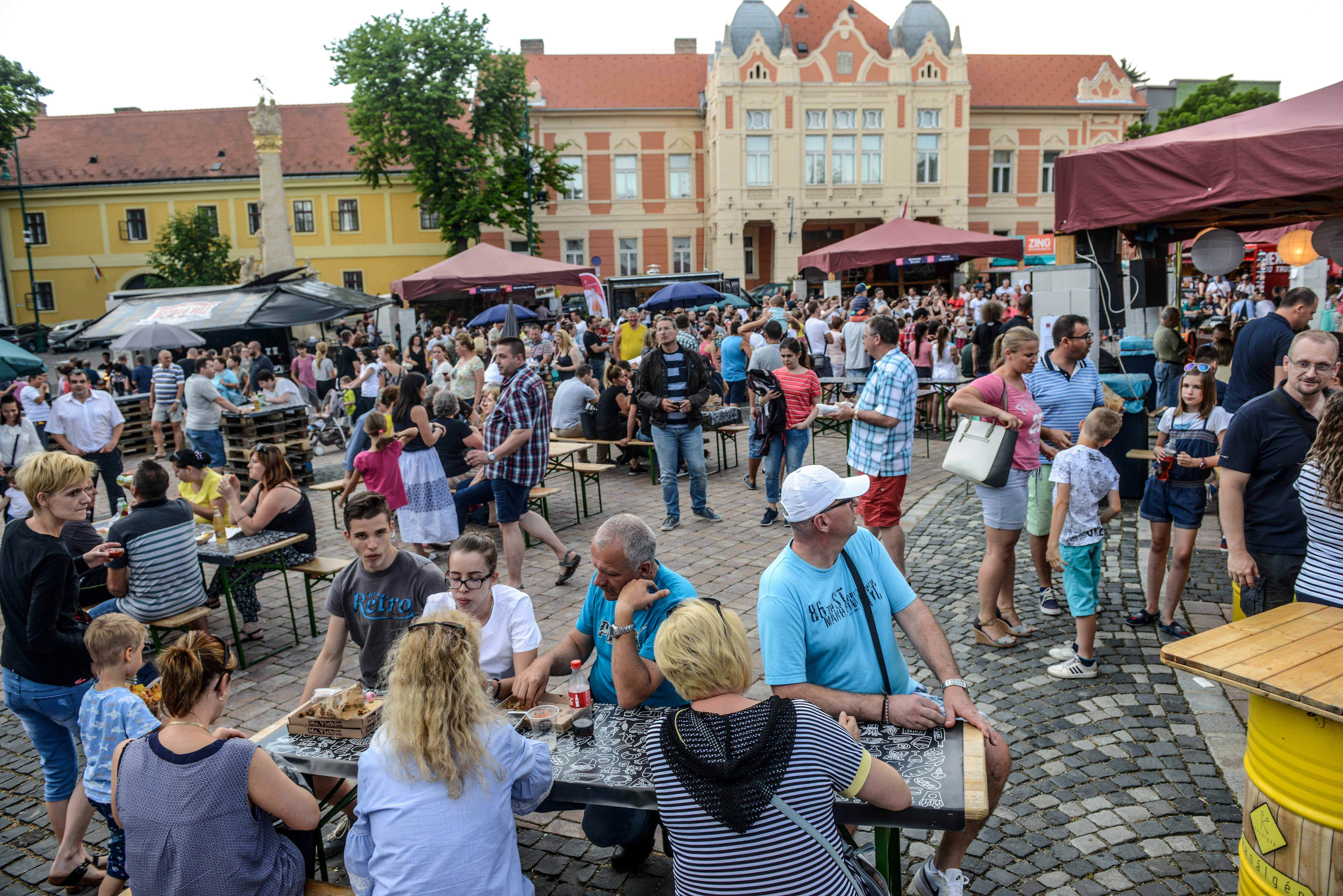 Guruló gasztronómia a történelmi főtéren 