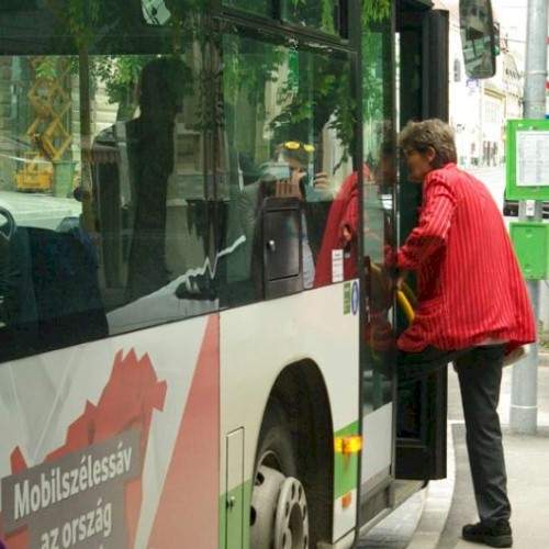 Újabb huszonegy buszmegálló válik fedetté Szekszárdon