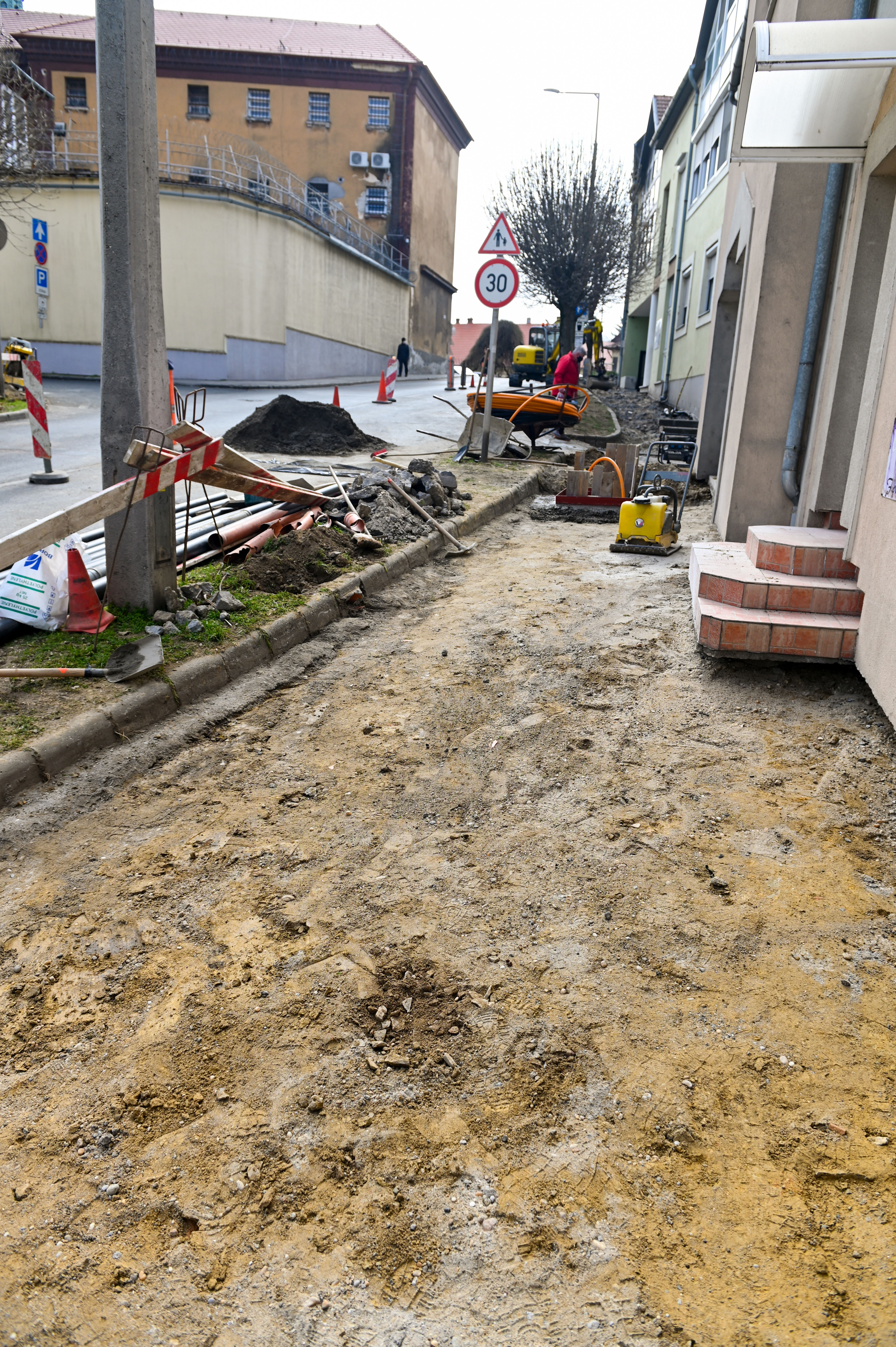Április végére elkészülhet az új járda a Flórián utcában